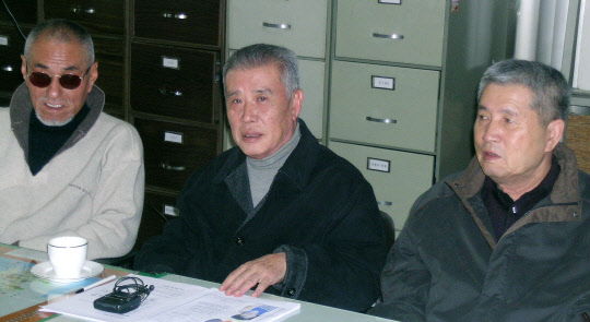 한국 영화계의 거목 이태원(가운데) 태흥영화사 전 대표가 지난해 5월 낙상사고를 당해 약 1년 7개월간 서울 서대문구 세브란스 병원에 입원해 있다 24일 이날 세상을 떠났다. 사진은 2005년 11월 9일 당시 임권택 감독의 100번째 영화 '천년학'의 아역배우 오디션에서 임권택(오른쪽) 감독과 정일성(왼쪽) 촬영감독. <연합뉴스>